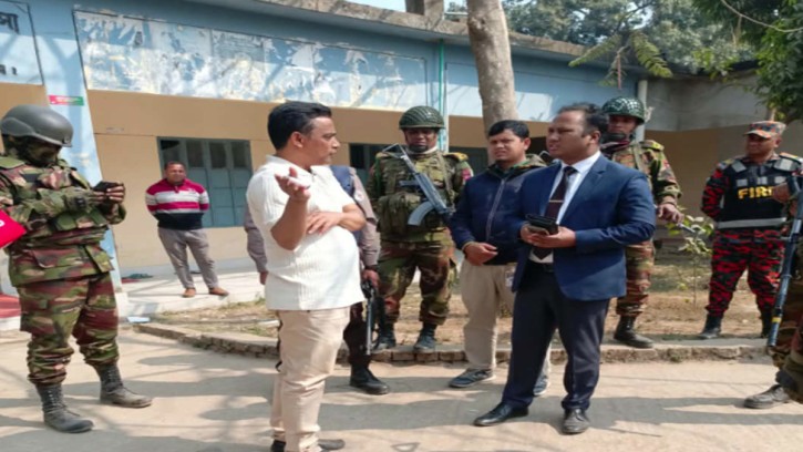 বগুড়ায় অবৈধভাবে কেন্দ্রে প্রবেশ, বিএনপি নেতাকে জরিমানা