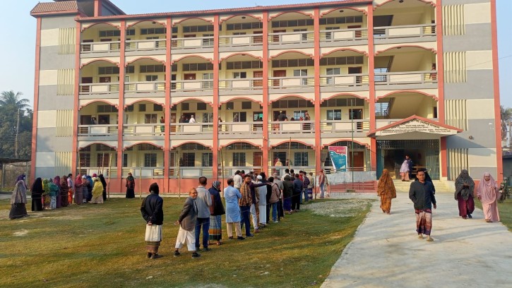 কঠোর নজরদারিতে বগুড়ায় ভোটগ্রহণ ও গণভোট চলছে