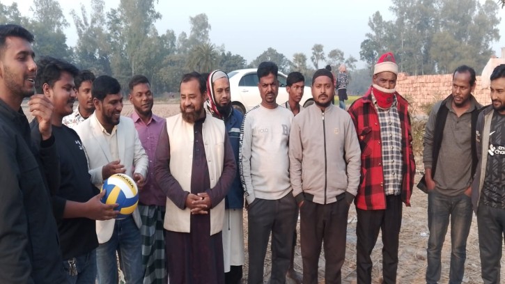বগুড়ায় যুবকদের মাঝে ভলিবল বিতরণ করল জামায়াত