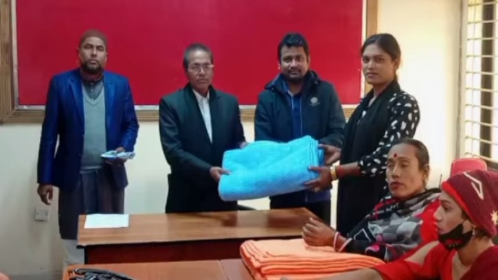 জয়পুরহাটে তৃতীয় লিঙ্গের জনগোষ্ঠীর মাঝে শীতবস্ত্র বিতরণ