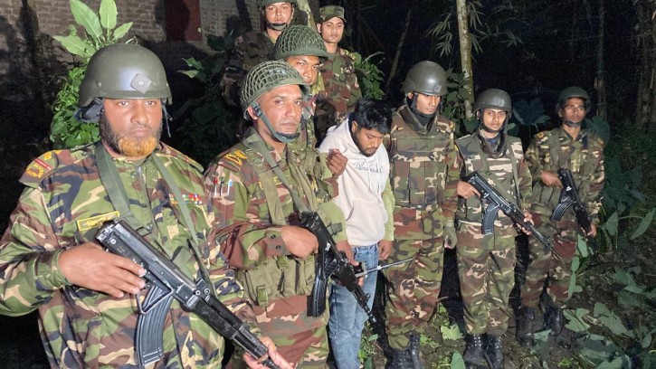 বগুড়ায় সেনাবাহিনীর অভিযান, জার্মান প্রযুক্তির অস্ত্রসহ যুবক আটক