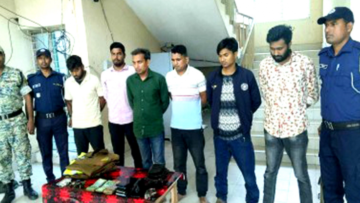 অপহরণ করে মুক্তিপণ আদায়, পালানোর সময় ৫ পুলিশ গ্রেপ্তার