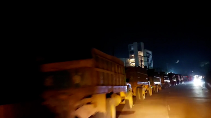 রাতের আঁধারে শত শত ট্রাকে সরিয়ে ফেলা হচ্ছে ‘সাদা পাথর’