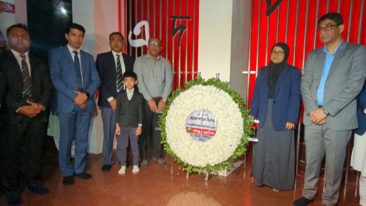 একুশের প্রথম প্রহরে বগুড়ার শহীদ মিনারে মানুষের ঢল