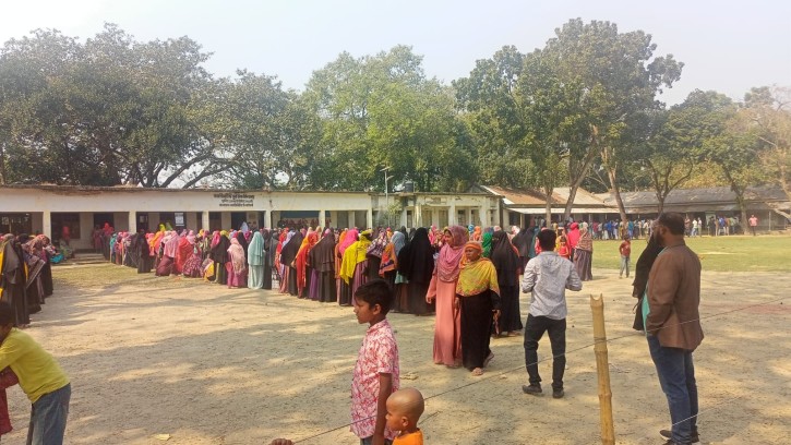 বগুড়ার সাতটি আসনে সাড়ে চার ঘণ্টায় ভোট পড়েছে ৩৮.৫৫ শতাংশ