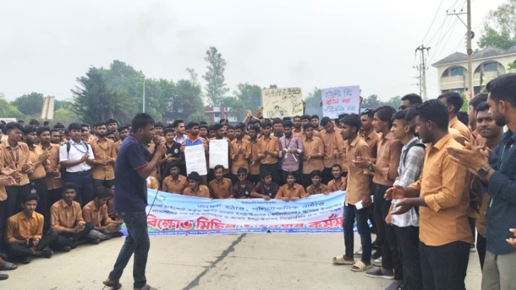 ৬ দফা দাবিতে বগুড়ায় পলিটেকনিক শিক্ষার্থীদের মহাসড়ক অবরোধ