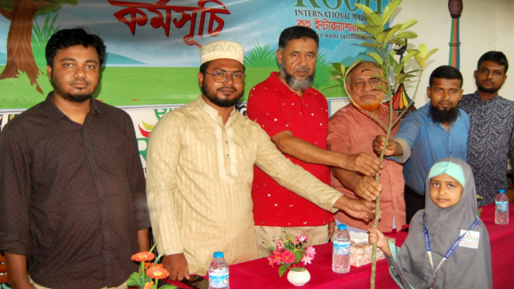 বগুড়ায় রূহ মাদরাসায় শিক্ষার্থীদের মাঝে বৃক্ষ বিতরণ