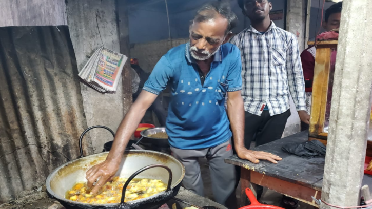 পাঁচবিবিতে আজাদের ১ টাকার পিয়াজু , ২৫ বছরেও বাড়েনি দাম